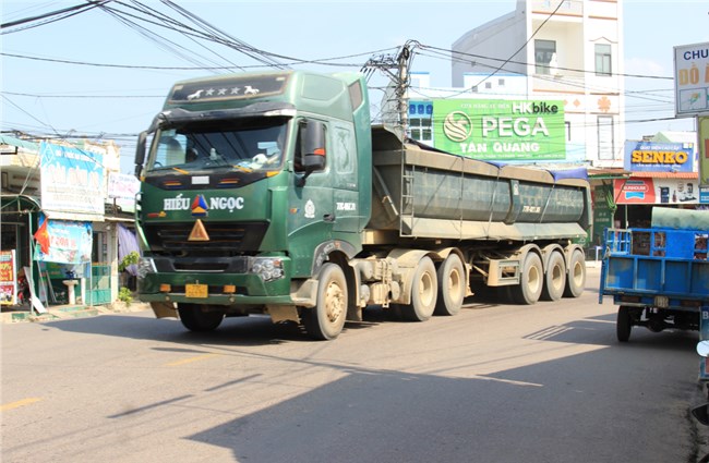 Mất an toàn giao thông từ xe tải chở vật liệu công trình trọng điểm (28/5/2023)